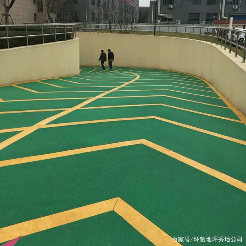 环氧地坪施工，简单来说就是将环氧树脂等材料涂布或铺设在地面上，形成一层平整、坚硬且美观的地面涂层。这种工艺广泛应用于工业厂房、仓库、展厅等地，具有防尘、耐磨、易清洁等特点。