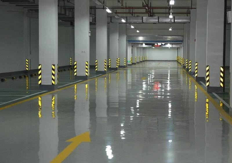 环氧地坪施工与金刚砂耐磨地坪工程在现代工业建筑中扮演着重要角色。它们不仅能够提升地面美观度，还能增强地面的耐久性和抗磨损性能。